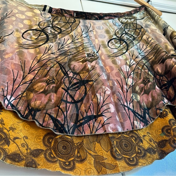 Elegant Gold and Black Midi Skirt - Picture 6 of 7